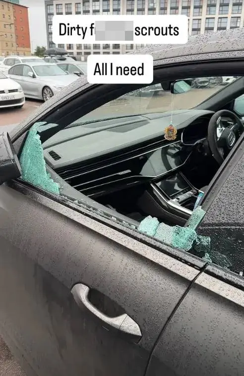 Eine eingeschlagene Scheibe am Auto von Nathan Aspinall