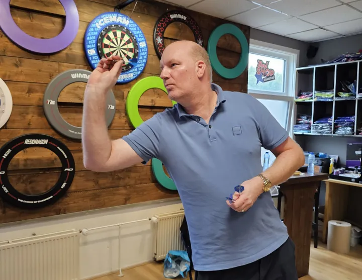 Vincent van der Voort gooit een pijltje in zijn eigen dartshop