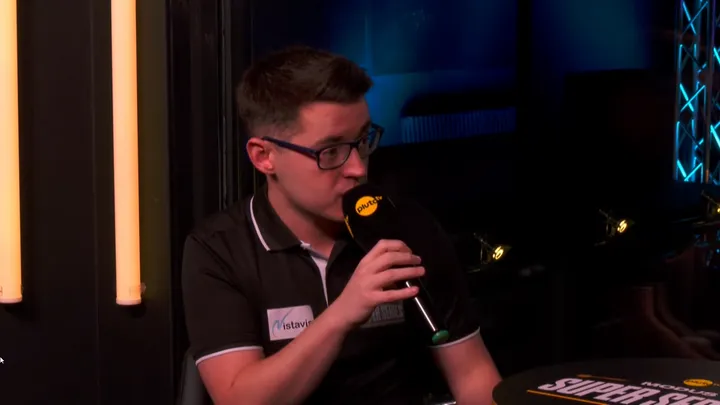 Owen Binks tijdens een interview