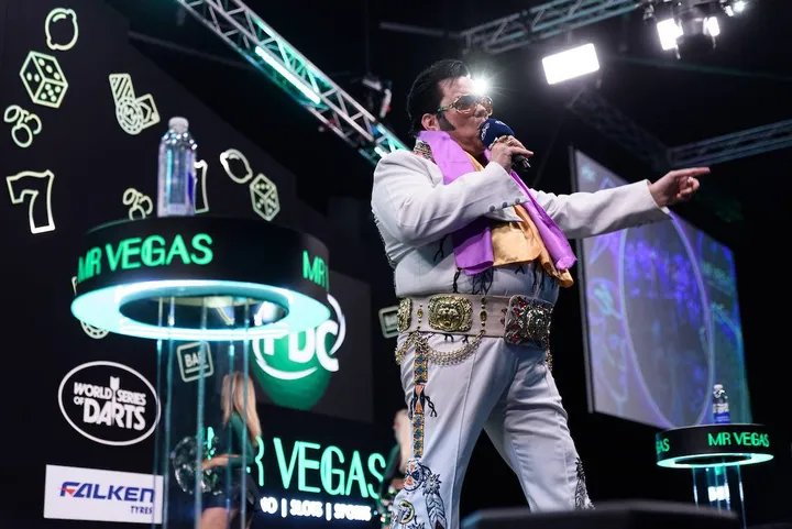Elvis Presley treedt op op het podium.
