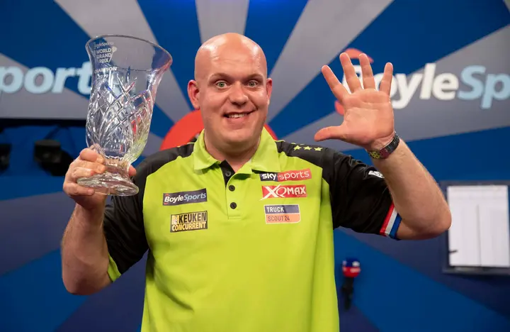 Van Gerwen poseert met de World Grand Prix-trofee.