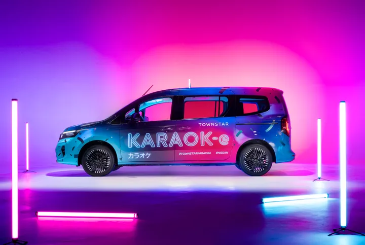 04 nissan townstar karaok e is een karaokelounge op wielen