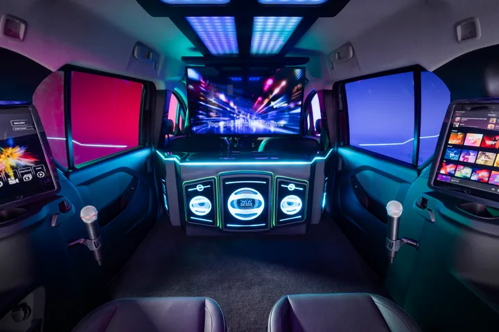 07 nissan townstar karaok e is een karaokelounge op wielen