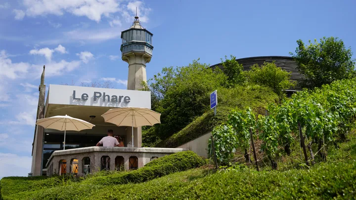 Hier staat midden in het landschap de beroemde Le Phare die uitkijkt over een zee van wijnvelden