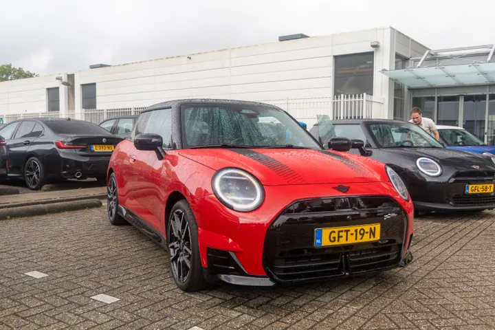 mini cooper s electric geparkeerd
