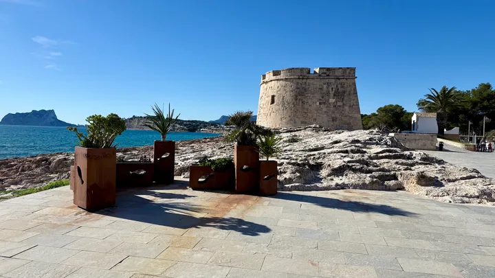 Moraira en Playae del Portet. In de verte de de beroemde Pe&ntilde;&oacute;n de Ifach