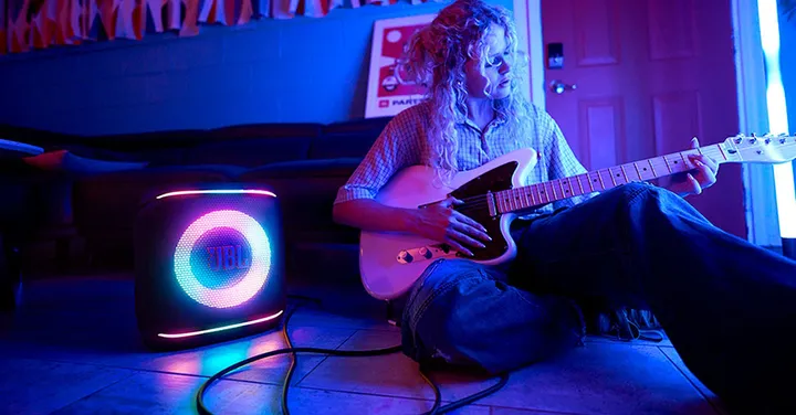 vrouw speelt gitaar met JBL PartyBox Encore 2