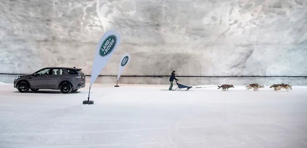 Land Rover Discovery Sport vs Laura K\u00e4\u00e4ri\u00e4inen en haar team van zes sledehonden