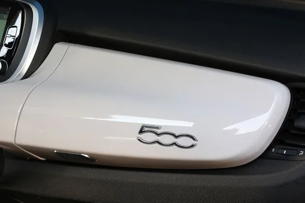 Het retro dashboardkastje in de 500X Lounge