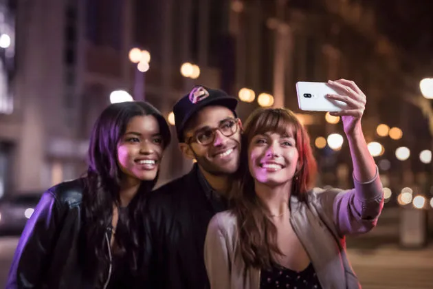 16-SilkWhite-Selfie