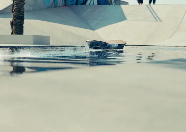20150804-03-Lexus-laat-zien-dat-het-Lexus-Hoverboard-daadwerkelijk-rijdbaar-is