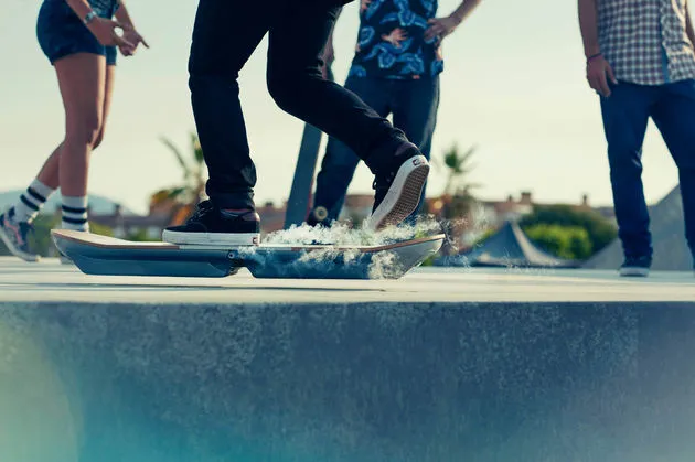 20150804-04-Lexus-laat-zien-dat-het-Lexus-Hoverboard-daadwerkelijk-rijdbaar-is