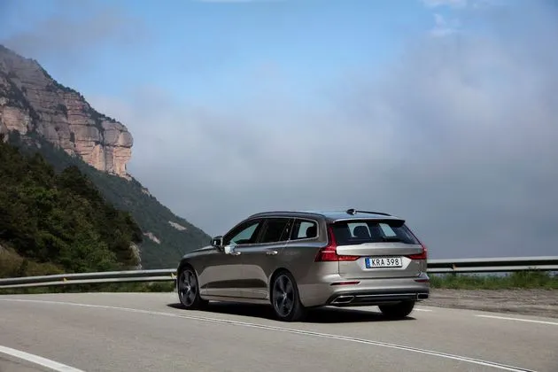228891_New_Volvo_T6_Inscription_Pebble_Grey