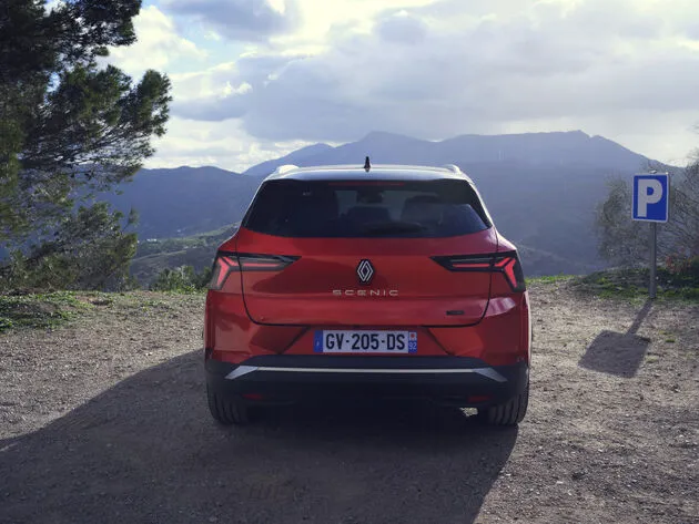 27_Renault-Scenic-E-Tech-electric-rijden-met-de-Car-of-the-Year-2024-scaled