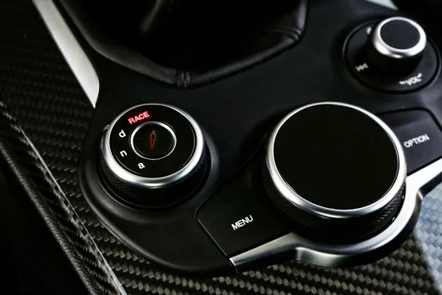Alfa-Romeo_Giulia-Quadrifoglio_42