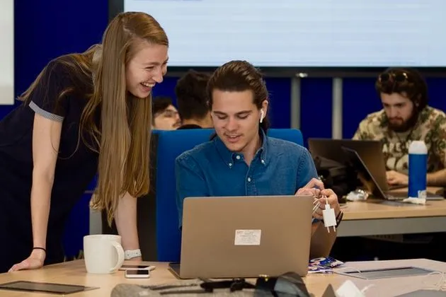 <i>Links Sara Meijers, zij zit samen met haar zus Florence-Sophie Meijers op de academy</i>