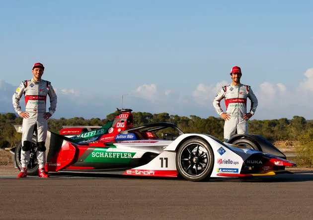 <i>Daniel Abt en Lucas di Grassi bij de nieuwe FE05.</i>