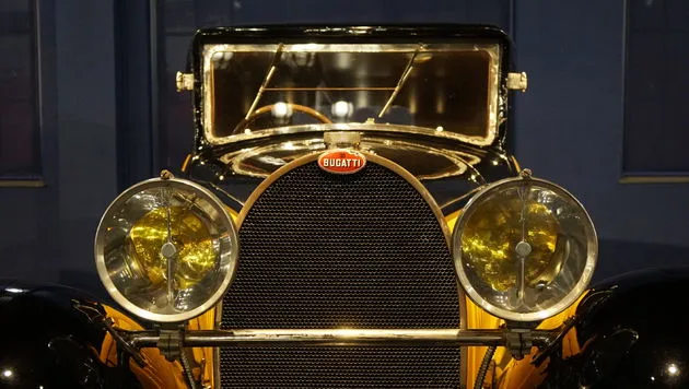 De vele Bugatti`s kijken je continue aan