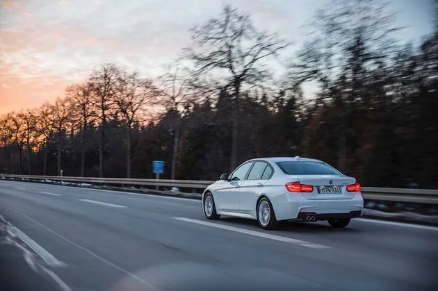 BMW 330e - CarRepublic -3
