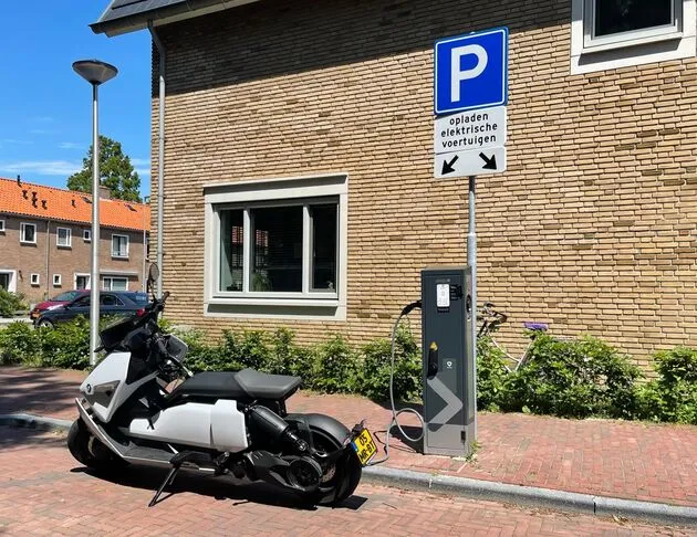 BMW CE04 Laden