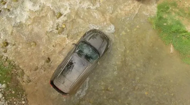 Jeep Cherokee onderweg naar Camp Jeep, waterproof is hij zeker