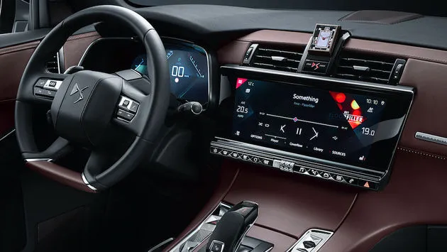 Twee grote 12-inch displays en BRM R180 klokje bovenop het dashboard