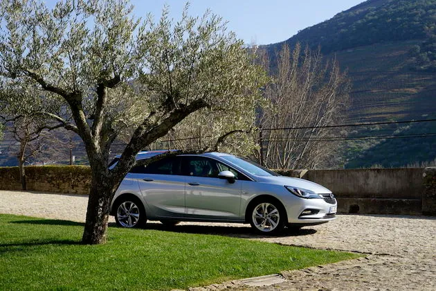 Opel_Astra_Sports_Tourer_1