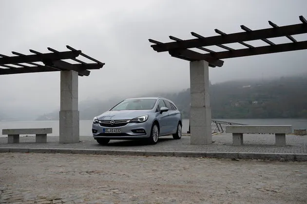 Opel_Astra_Sports_Tourer_10