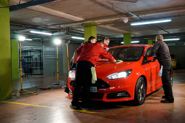Na de testritten worden de wagens onder grote bouwlampen weer schoon gemaakt