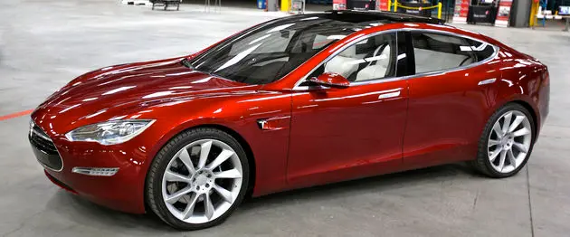 dutje-zelfrijdende-tesla-