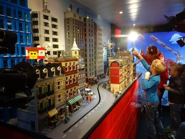 een-kijkje-op-de-filmset-van-the-lego-mo.jpg