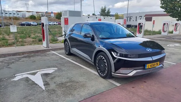 Tesla heeft een geweldig Supecharger netwerk, maar die liggen meestal niet langs de snelwegen.