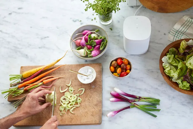 <em>Relaxed koken met de Google Assistent op speaker<\/em>