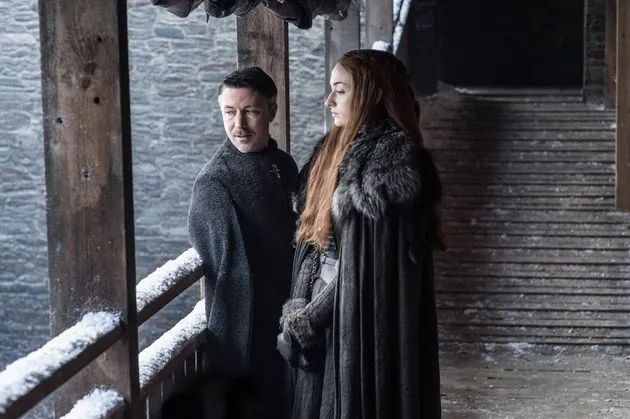 <em>Baelish en Sansa. (Foto: Helen Sloan\/HBO)<\/em><em><\/em>
