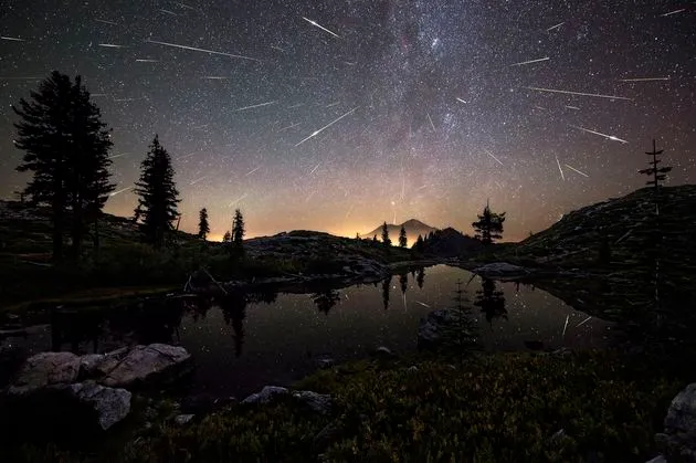 Perse\u00efden meteorenregen in Mount Shasta - Californi\u00eb. Fotocredit: Brad Goldpaint.