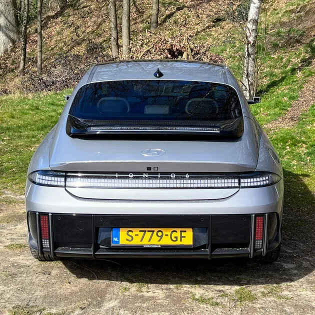 Aan de achterzijde oogt de Ioniq 6 als een sportauto