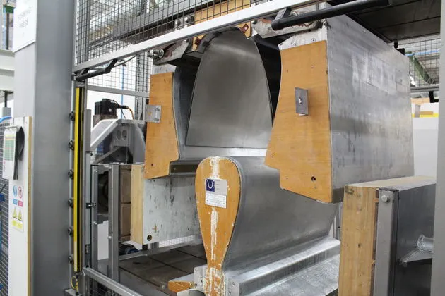 Een machine om er de juiste vorm in te buigen.