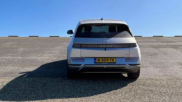 Ioniq 5 op de dam bij Westkappelle