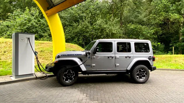 Koffie en een broodje halen en laden bij Fastned. Tis een ander ritme..