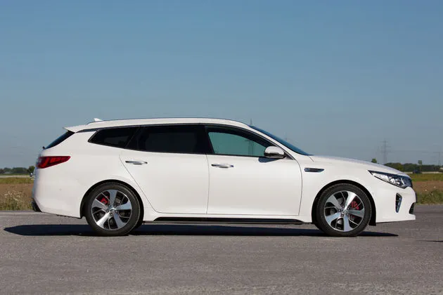 Kia Optima de 4.85 meter is goed te zien want de auto oogt echt lang