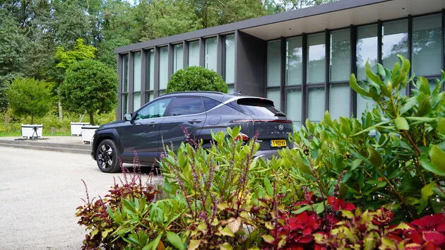 Kona_Hybrid_2023_lifestyle_06