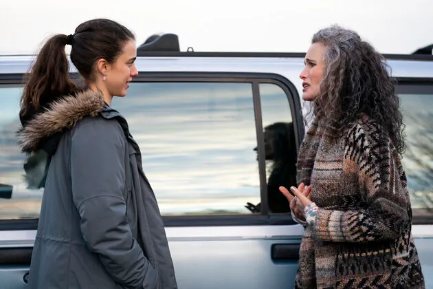 <em>Alex (Margaret Qualley) en Paula (Andie MacDowell) in Maid<\/em>