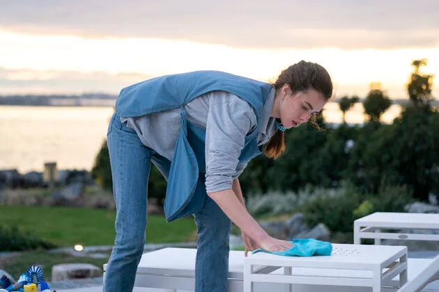 <em>In Maid gaat Alex aan de slag als schoonmaakster.<\/em>