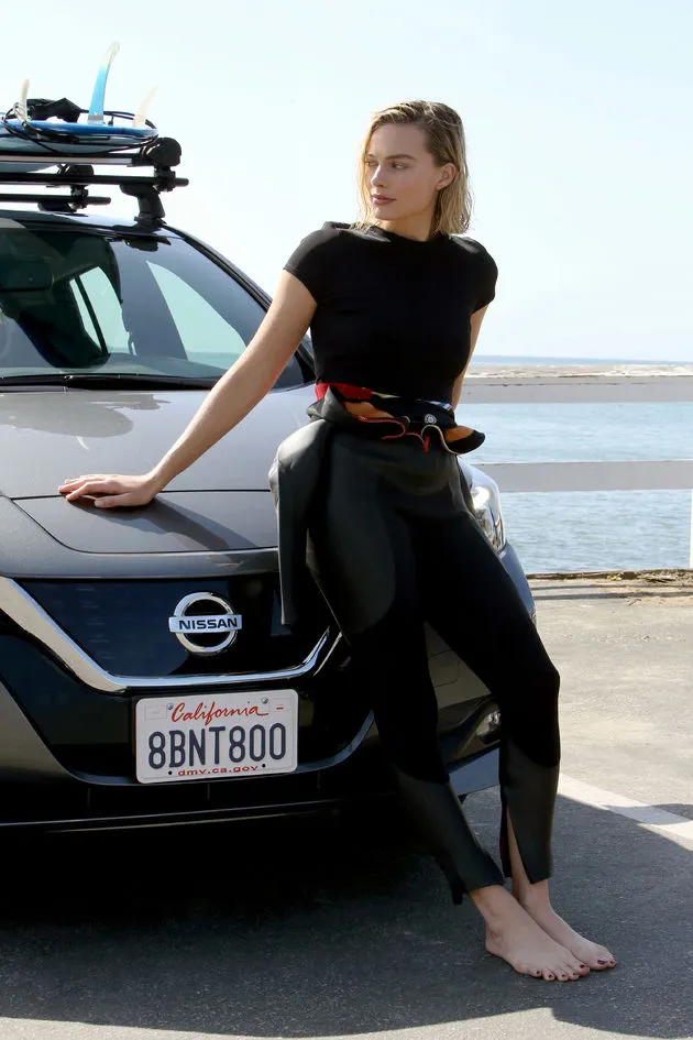 Margot-Robbie-wetsuit