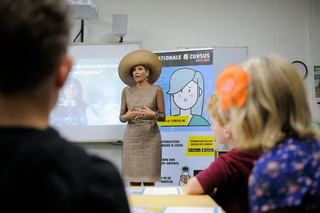 <i>Koningin M\u00e1xima geeft uitleg over de AI-cursus.</i>