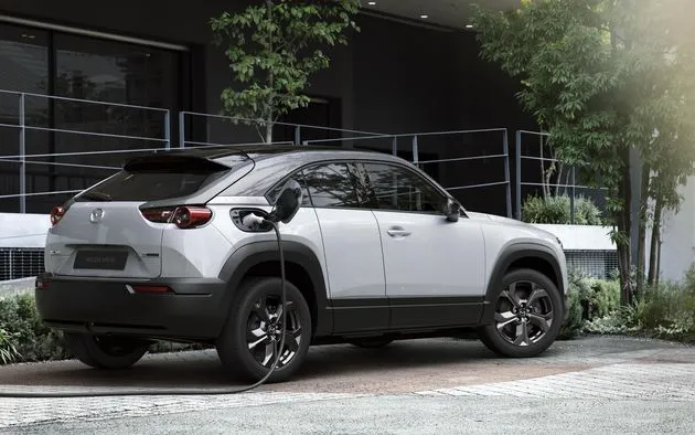 De eerste Mazda die aan een paal wordt opgeladen