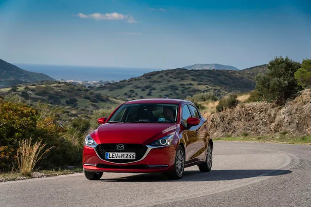 <em>De Mazda2 in de kenmerkende kleur Soul Red Crystal<\/em>