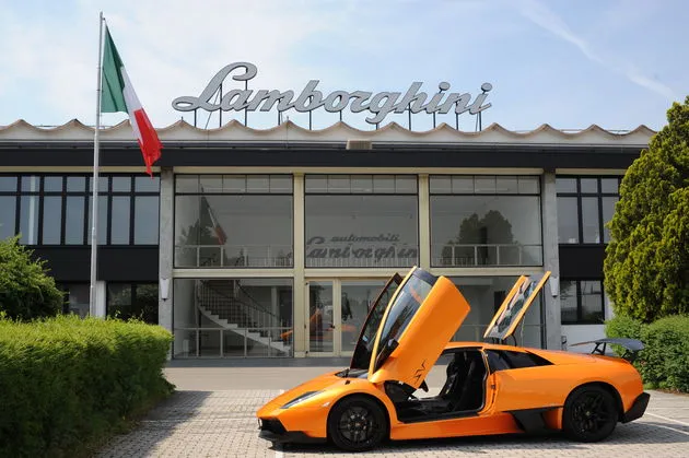 megafactories-supercars-laat-je-kennis-m.jpg