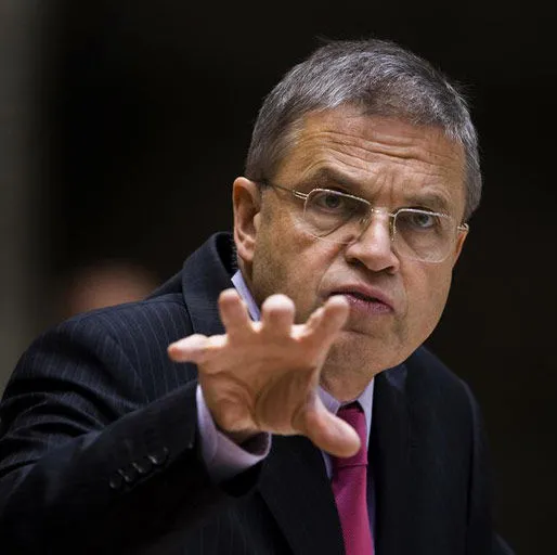 minister-hirsch-ballin-weet-wat-goed-voo.jpg