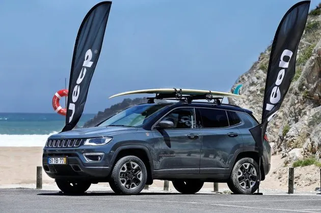 Jeep Compass aan het strand, soms klopt een foto helemaal